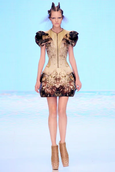 Look 16